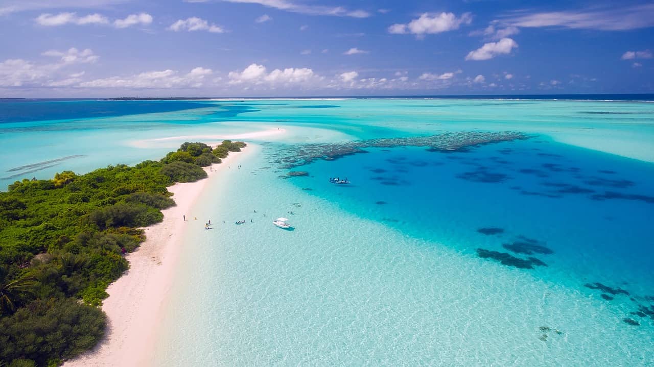 Maldivy pláž a more